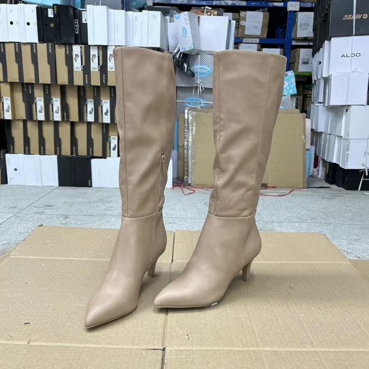 Knee boot